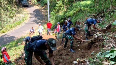 Prajurit Yonarmed 11 Kostrad Bangun Jalur Evakuasi dan Hijaukan Gunung Telomoyo