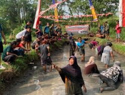 Seru, Tua Muda Terjun di Kolam Berebut Tangkap Ikan
