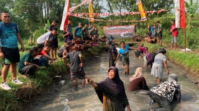 Seru, Tua Muda Terjun di Kolam Berebut Tangkap Ikan