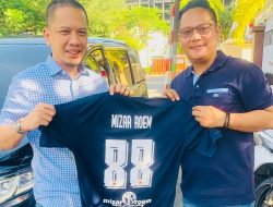Ketua Garda Sinjai Serahkan Baju Futsal Garda Club Kepada Ketua DPD NasDem Sinjai
