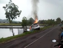 Breaking News: Sebuah Mobil Terbakar Tidak Jauh dari SPBU Sinjai Timur