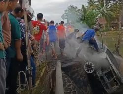 Damkar Sinjai Turun Padamkan Mobil Terbakar di Jalan Poros Sinjai-Kajang