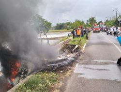 Patut Diacungi Jempol, Aksi Anggota Polisi di Sinjai Padamkan Mobil Terbakar