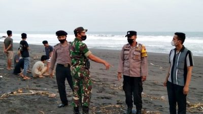 Mandi di Pantai Kertojayan Purworejo, 4 Pemuda Terseret Ombak dan 1 Hilang