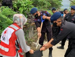 Dukung Pemkab Bone Raih Adipura 2022, Brimob Yon C Pelopor Lakukan Kerja Bakti