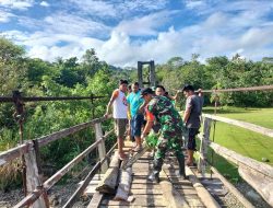 Antusias Babinsa Sertu Kadir Gotong Royong Bersama Warga Perbaiki Jembatan