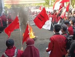 Demo di Kantor DPRD, IMM Kabupaten Sinjai Desak Jokowi Turunkan Harga BBM