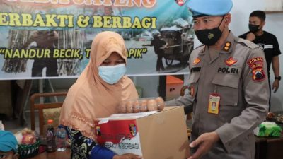 Bersama Mahasiswa, Polda Jateng Bagikan Bansos di Semarang dan Kendal