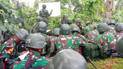 Taruna Tingkat III Akmil Latihan Drilltis di Kaloran