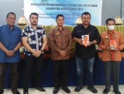 Kepala UPT Perpustakaan Sulsel Terima Buku Biografi Bupati ASA