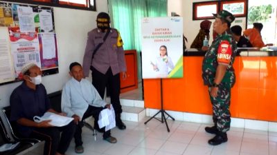 BLT BBM Mulai Disalurkan, Babinsa Bandongan Beri Pengawalan