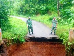 Diduga Konstruksi Lapuk, Jembatan di Jalan Ruas Kecamatan Sirampog Ambrol