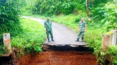 Diduga Konstruksi Lapuk, Jembatan di Jalan Ruas Kecamatan Sirampog Ambrol
