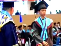 Viral, Wisudawan Unismuh Makassar Cuek ke Rektor Saat Wisuda