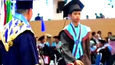 Viral, Wisudawan Unismuh Makassar Cuek ke Rektor Saat Wisuda
