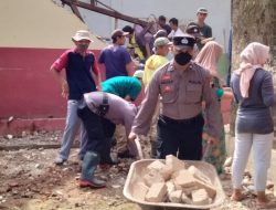 Anggota Polsek Tegalrejo Bersihkan Puing-Puing Bangunan Roboh di SD Negeri Klopo 2