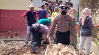 Anggota Polsek Tegalrejo Bersihkan Puing-Puing Bangunan Roboh di SD Negeri Klopo 2