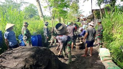 Warga dan TNI Antusias Bangun Jalan Desa Ngargomulyo