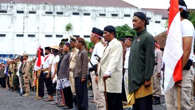 Polres Magelang Kota Gelar Upacara Hari Pahlawan, Peserta Kenakan Pakaian Adat dan Ala Pejuang