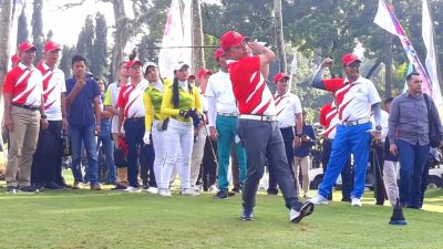 Pukulan Bola Asap Kasad, Tandai Pembukaan Golf Open Tournament HUT Akademi Militer
