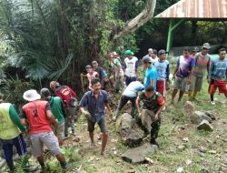 Babinsa Koramil 1423-03/Lilirilau Gotong Royong Membangun Jembatan Tani