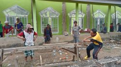 Bhabinkamtibmas Desa Bongki Lengkese Gotong Royong Bantu Pembangunan Masjid