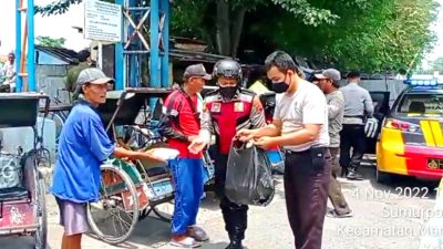 Jumat Berkah, Anggota Polres Tegal Kota Patroli Sambil Bagikan Nasi Bungkus