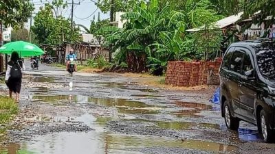 Jalan Desa Rancawuluh Rusak Parah, Pemkab Brebes Dinilai Tutup Mata