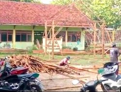Mengaku Ahli Waris, Warga Sampang Ini Dirikan Kandang Ayam di Halaman Sekolah Dasar