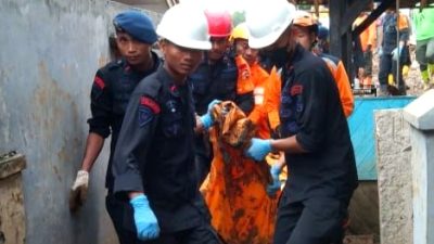 Di Tengah Rintik Hujan, 5 Korban Gempa Cianjur Dievakuasi
