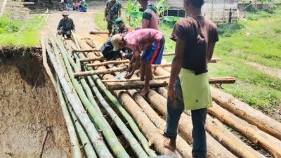 Pondasi Tergerus Banjir, Jembatan Bancang di Rembang Ambrol