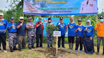 Upaya Konservasi Alam, Wabup dan DLH Tanam Pohon di Pelabuhan Kendal