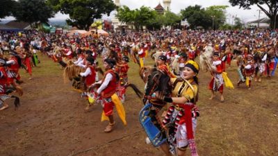 Ribuan Pelajar dan Seniman Tarikan Kuda Lumping di Alun-Alun Temanggung
