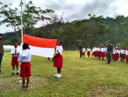 Tumbuhkan Jiwa Nasionalisme, Siswa-Siswi SD Negeri Kelila Dilatih Upacara oleh Anggota TNI