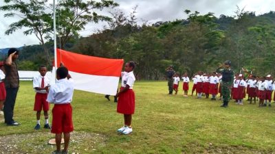 Tumbuhkan Jiwa Nasionalisme, Siswa-Siswi SD Negeri Kelila Dilatih Upacara oleh Anggota TNI