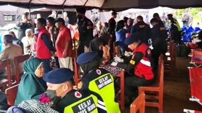 Tim Medis Brimob Polri Jemput Bola Beri Pelayanan Kesehatan Pengungsi Gempa Cianjur
