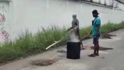 Peduli Akses Transportasi, Ketua Paguyuban Ojek Wisata Bakalan Krapyak Perbaiki Jalan Berlubang