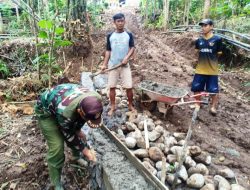 Cuaca Kurang Bersahabat, Kendala TNI dan Warga Tonjong Bangun Jalan