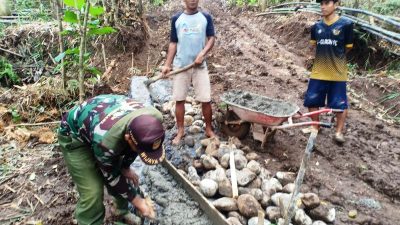 Cuaca Kurang Bersahabat, Kendala TNI dan Warga Tonjong Bangun Jalan