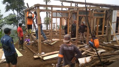 Relawan Muhammadiyah Brebes Bantu Warga Terdampak Tanah Bergerak di Sirampog