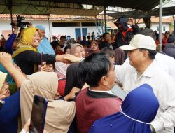 Prabowo Ngobrol Dengan Nelayan Di TPI Karangsong