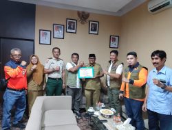 Deputi Bidang Penanganan Darurat BNPB RI Serahkan Bantuan Penanganan Banjir di Soppeng