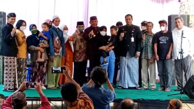 Pemkab Kendal Serahkan Kartu BPJS PBI APBD