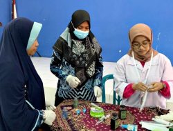 Kreatif! Mahasiswa UMS Ajak Masyarakat Manfaatkan Sampah Organik Jadi Hand Sanitizer