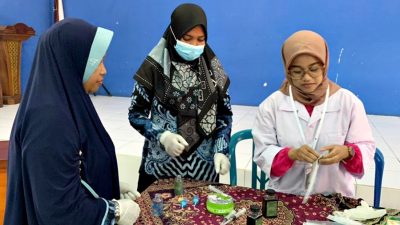 Kreatif! Mahasiswa UMS Ajak Masyarakat Manfaatkan Sampah Organik Jadi Hand Sanitizer