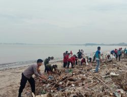 Pasca Hujan Lebat, Polsek Tahunan Bersama Masyarakat Bersih-Bersih Pantai