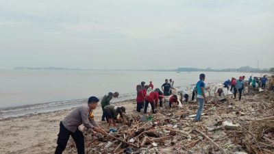 Pasca Hujan Lebat, Polsek Tahunan Bersama Masyarakat Bersih-Bersih Pantai