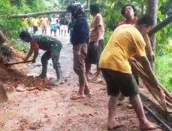 Bersama Warga, Babinsa Tegengser Bersihkan Material Longsor