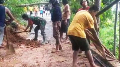 Bersama Warga, Babinsa Tegengser Bersihkan Material Longsor
