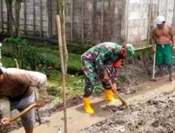 Cegah Banjir, Babinsa Koramil 05/Cepu Bantu Warga Pilang Bersihkan Parit